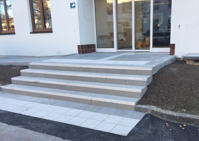 Fertigstellung Treppenanlage mit Fertigteilstufen - Polizeigebaeude Murnau
